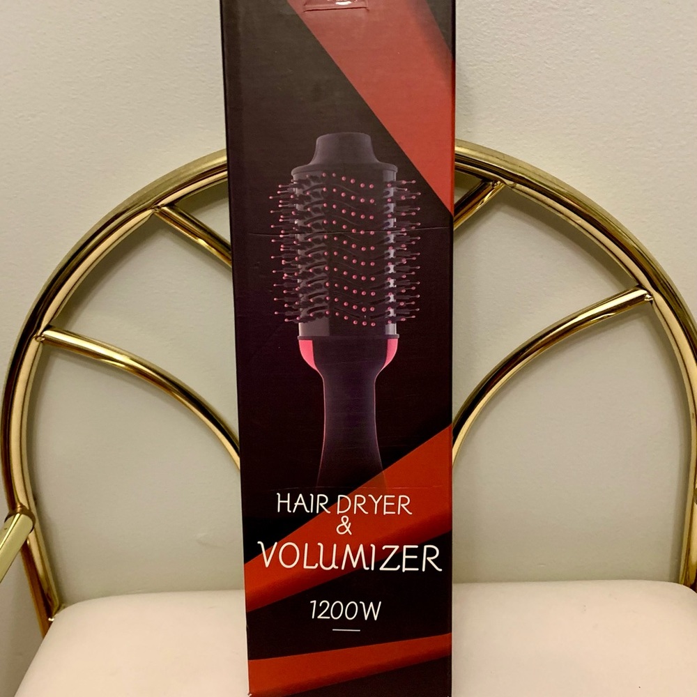 NIB blow dryer round brush